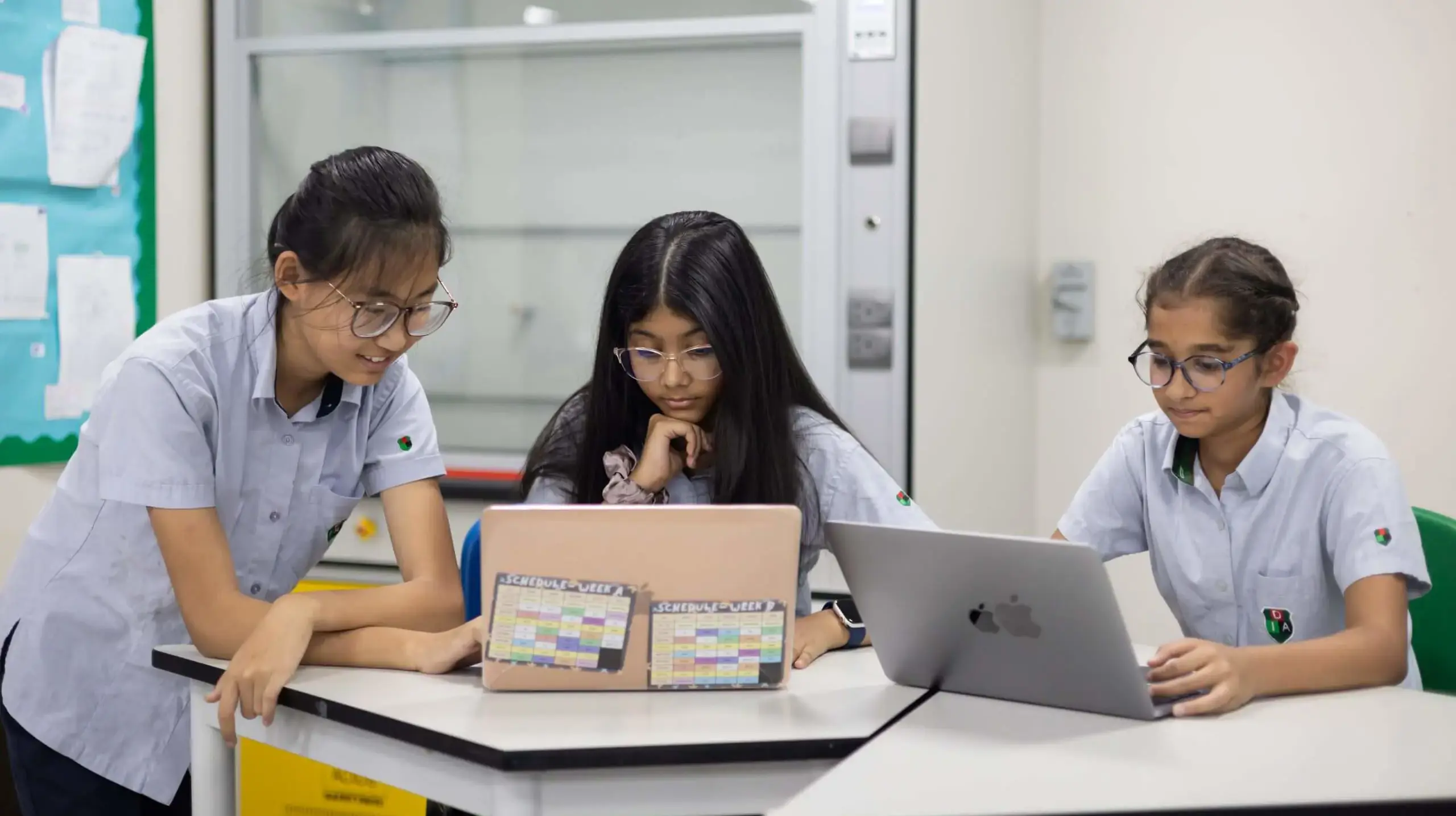 Three DIA AB students studying together